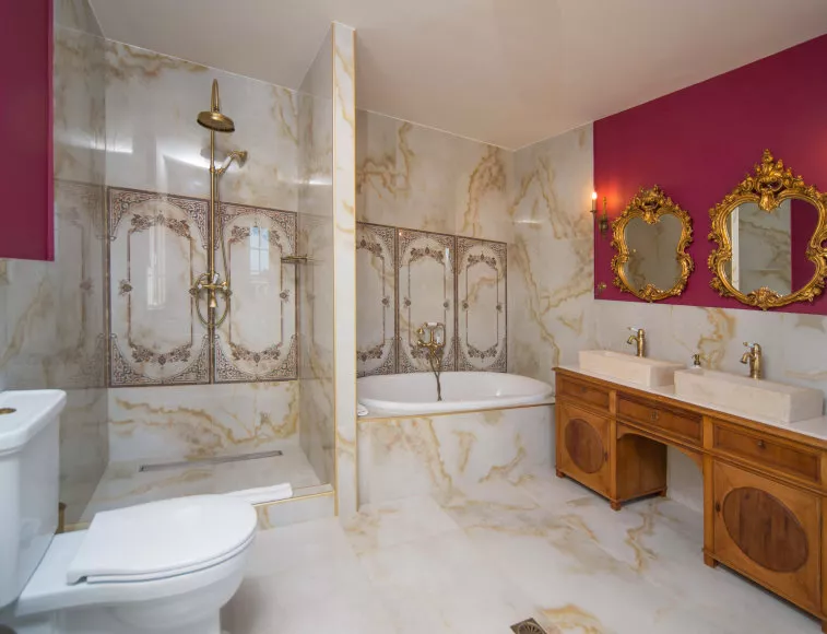 Master bathroom of the 1st floor with a 19th century touch and opulent deco details.