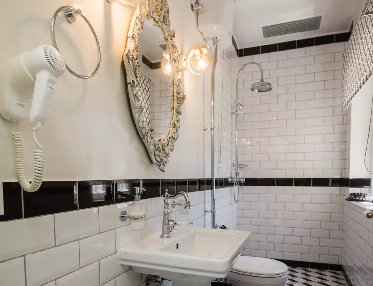 A second bathroom on the 2nd floor combining modern lines with luxury art deco details.